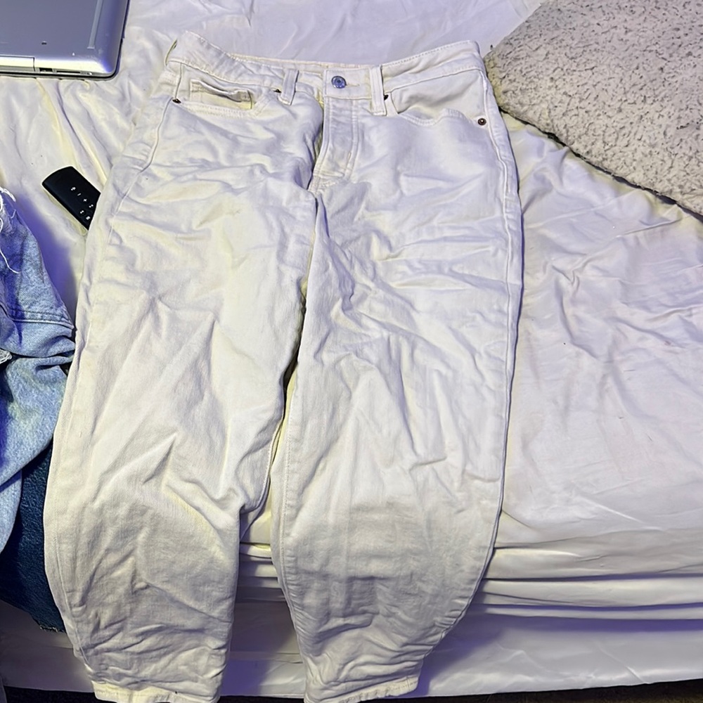 I am selling these cream pants they're from old navy and they're very cute.